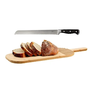 Wenge leipäveitsi leikkuulaudalla