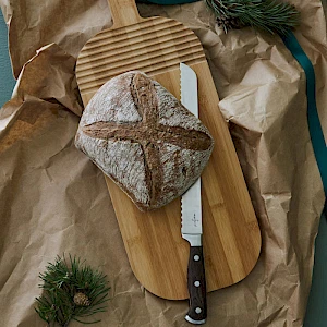 Wenge leipäveitsi leikkuulaudalla