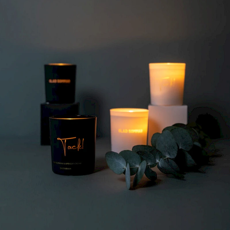 Tuoksukynttilä loistavalla logolla