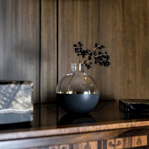 Maljakko Pomme messinki musta-1