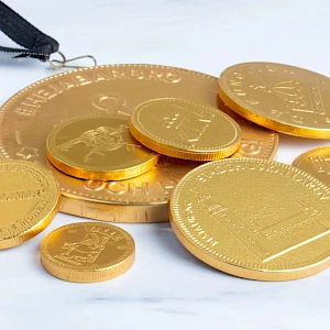 Suklaakolikko Suklaamitali logolla