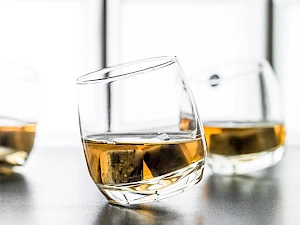 Pyörivät lasit Drinks on the rocks