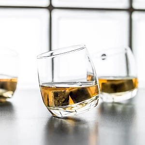 Pyörivät lasit Drinks on the rocks 