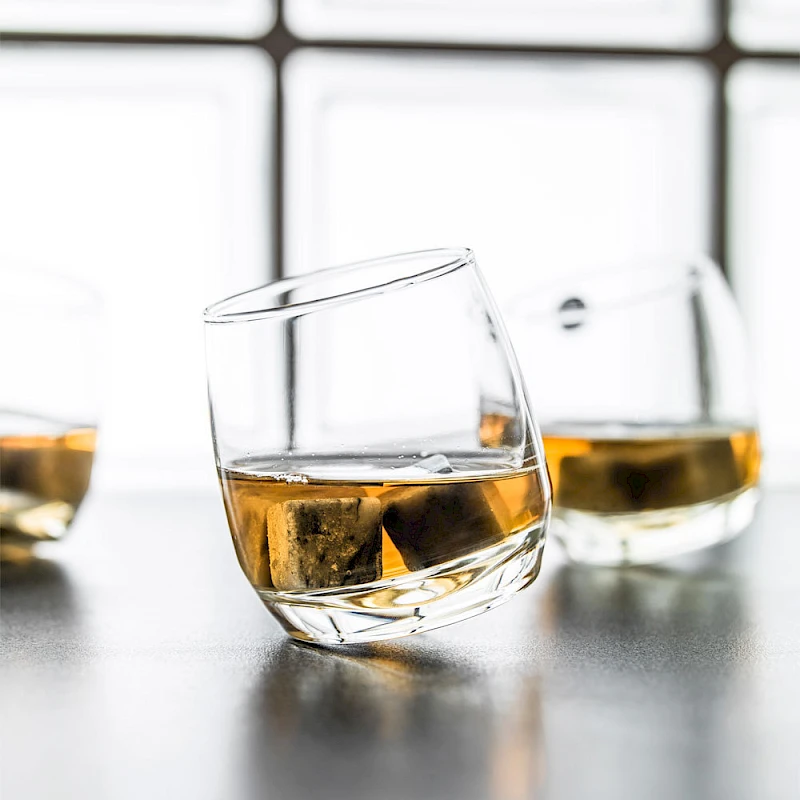 Pyörivät lasit Drinks on the rocks 