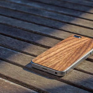 Puinen kännykkäkuori Iphonelle