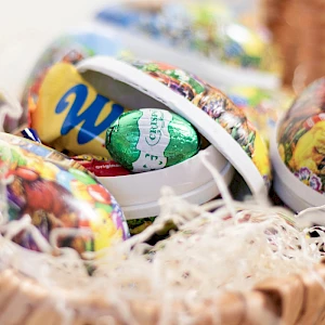 Pääsiäismuna pääsiäismakeisilla