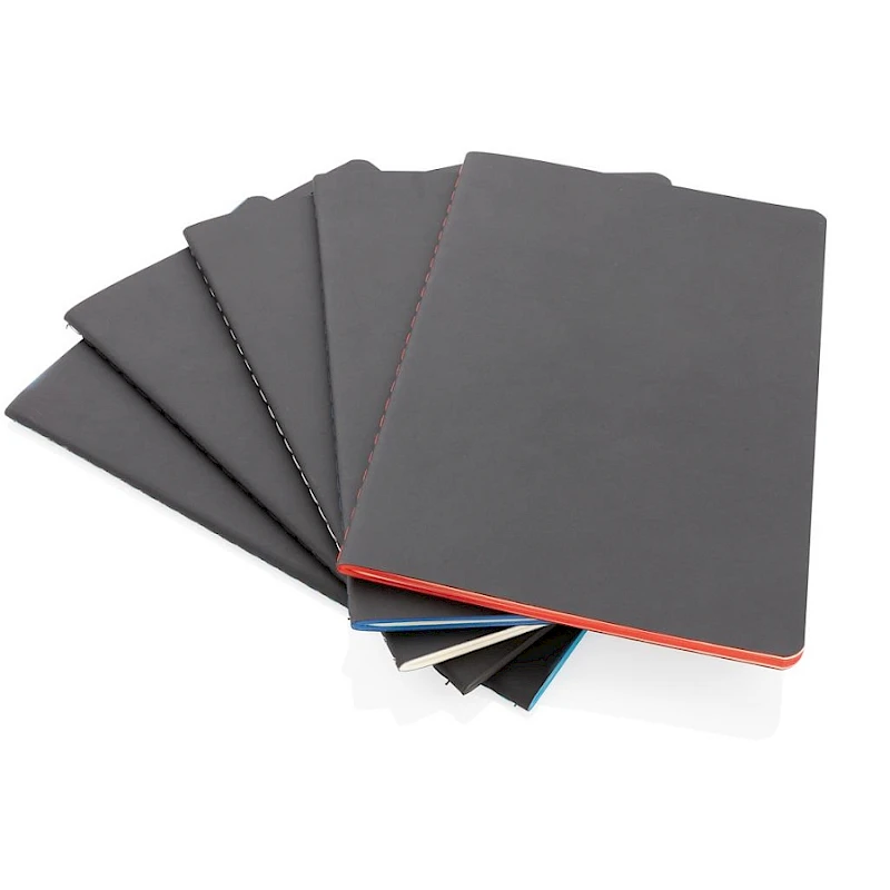 Pehmeä kantinen Muistikirja värillisillä reunoilla