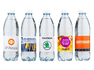 Vesipullo omalla etiketillä