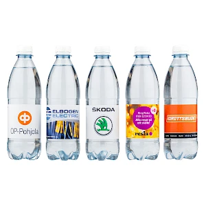 Vesipullo juomapullo omalla etiketillä