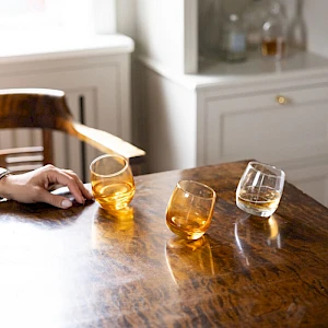 Keinuva juomalasi-ruskea