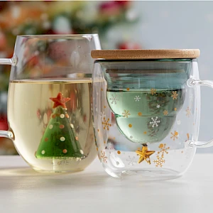 Kuusipuu glögilasi-logolla