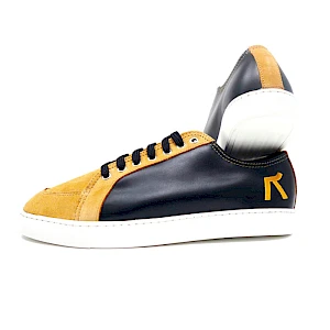 Kengät-omalla-logolla-silkki-sampo