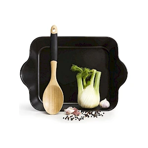 Neliö uunivuoka lusikalla ja reseptillä