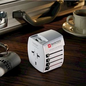 SKROSS World Adapteri A/C portit
