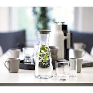 Karahvi ja kaksi lasia