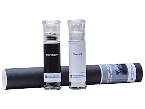 2 Maustepurkkia lahjaputkilossa